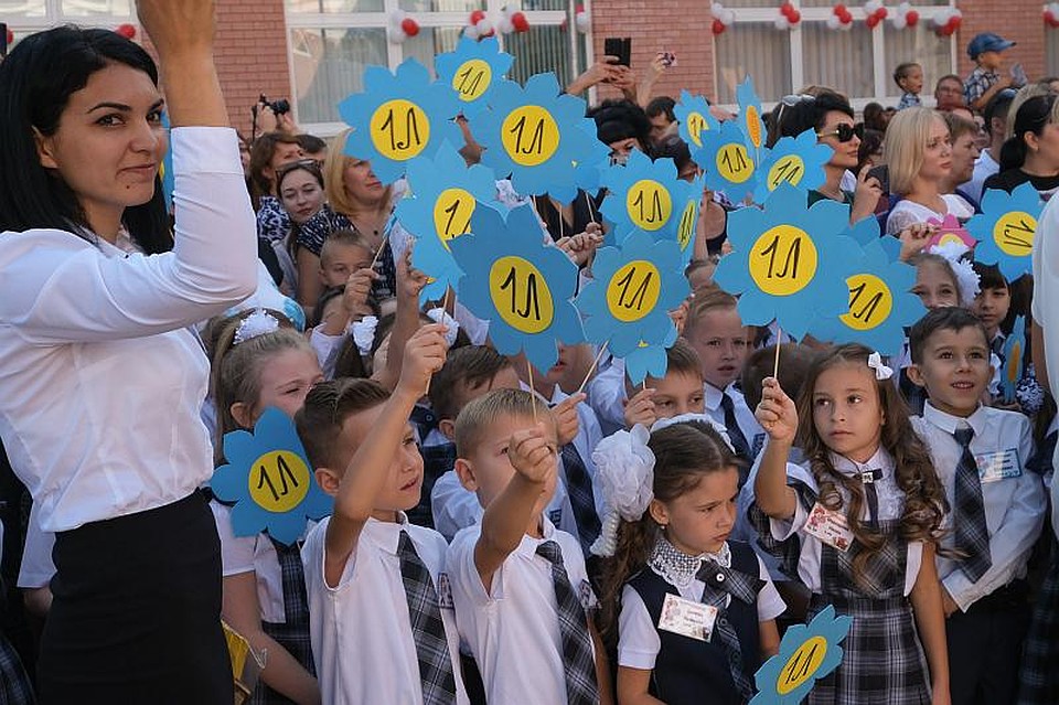 В школе прошли сразу четыре торжественные линейки. Фото: Михаил Ступин. "Кубанские новости"