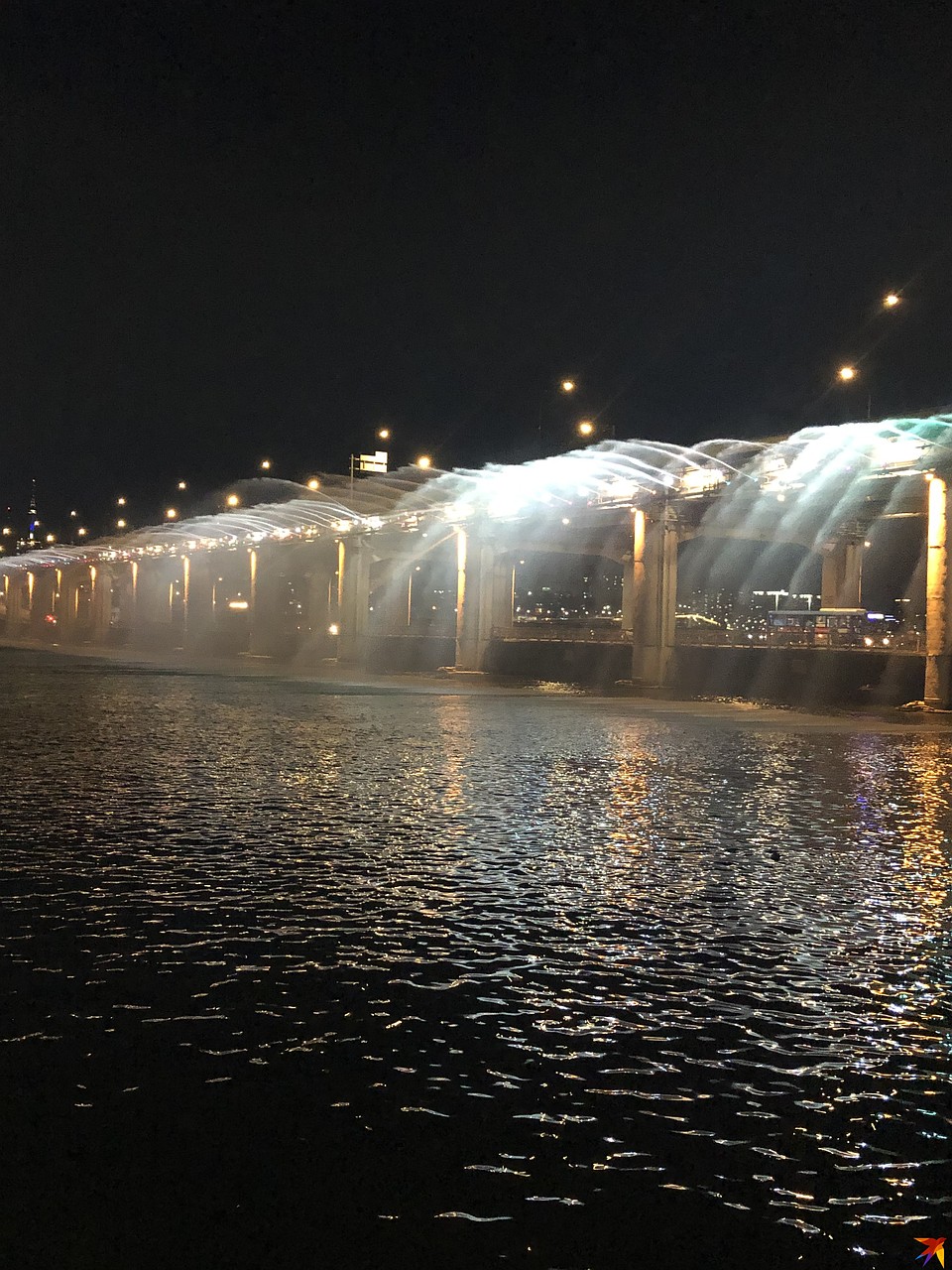 Фонтантирующий мост в Сеуле Фото: Алексей КОСЕНЧУК