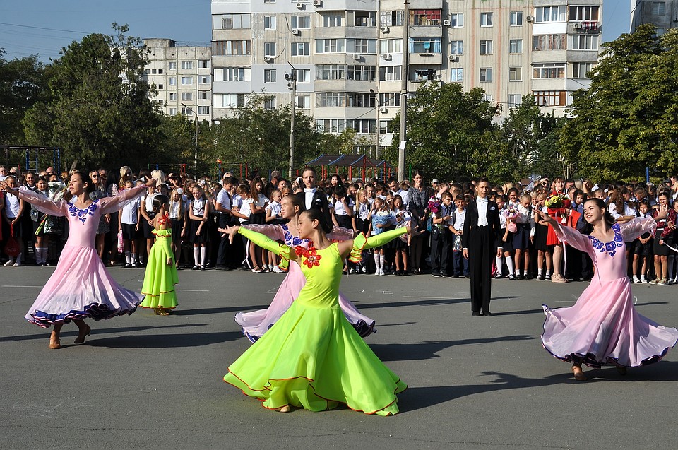 В школе №3 Симферополя станцевали вальс Фото: Виталий ПАРУБОВ