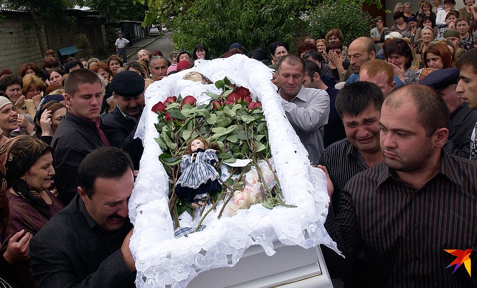 Беслан. Сентябрь 2004 год Фото: Владимир ВЕЛЕНГУРИН
