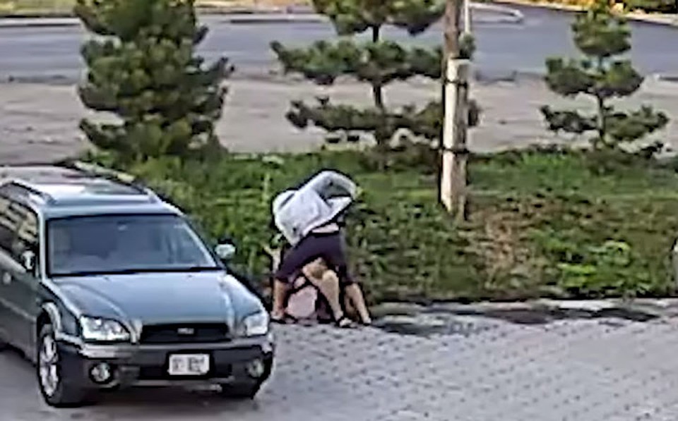 Мужик явно превосходил по силе свою жертву. Фото: кадр с видео