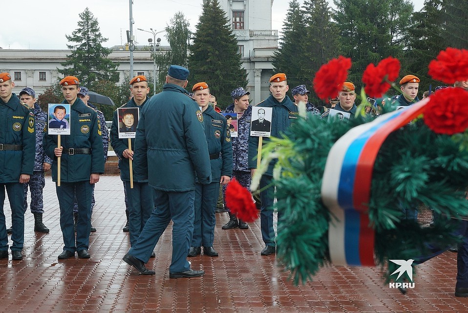 Среди участников шествия были не только правоохранители, но и школьники Фото: Алексей БУЛАТОВ