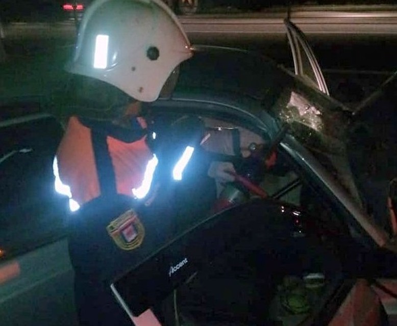 Спасателям пришлось доставать тело супруги священника с помощью специнструментов. Фото: УГИБДД по Ростовской области