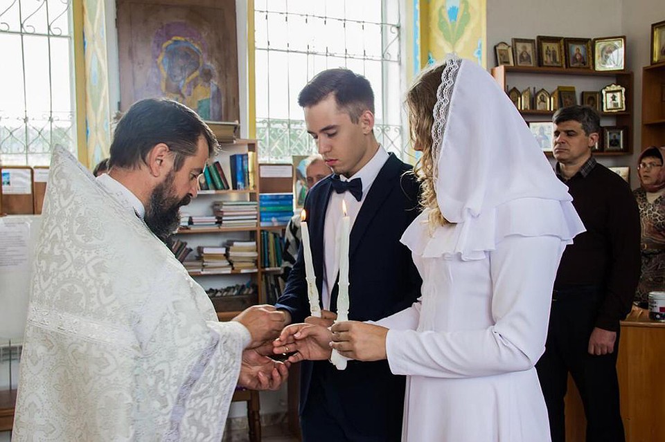 Отец венчает младшего сына Василия. Фото: Личный архив