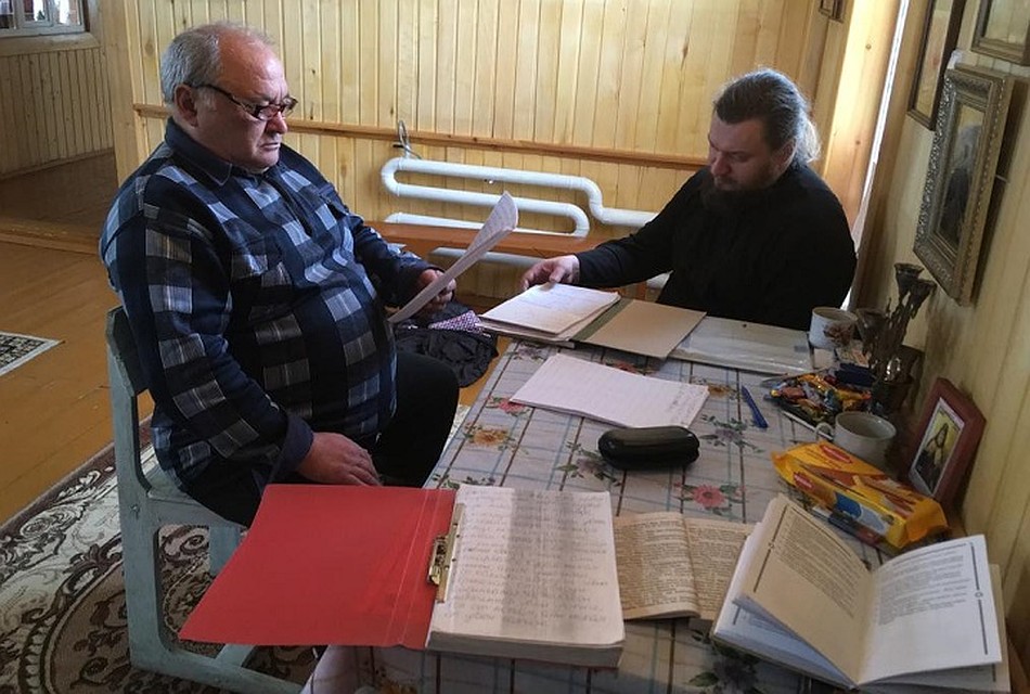 Василий Габов (на фото слева) является, пожалуй, самым знающим носителем чулымского языка в России. Фото: pravoslavie.tomsk.ru