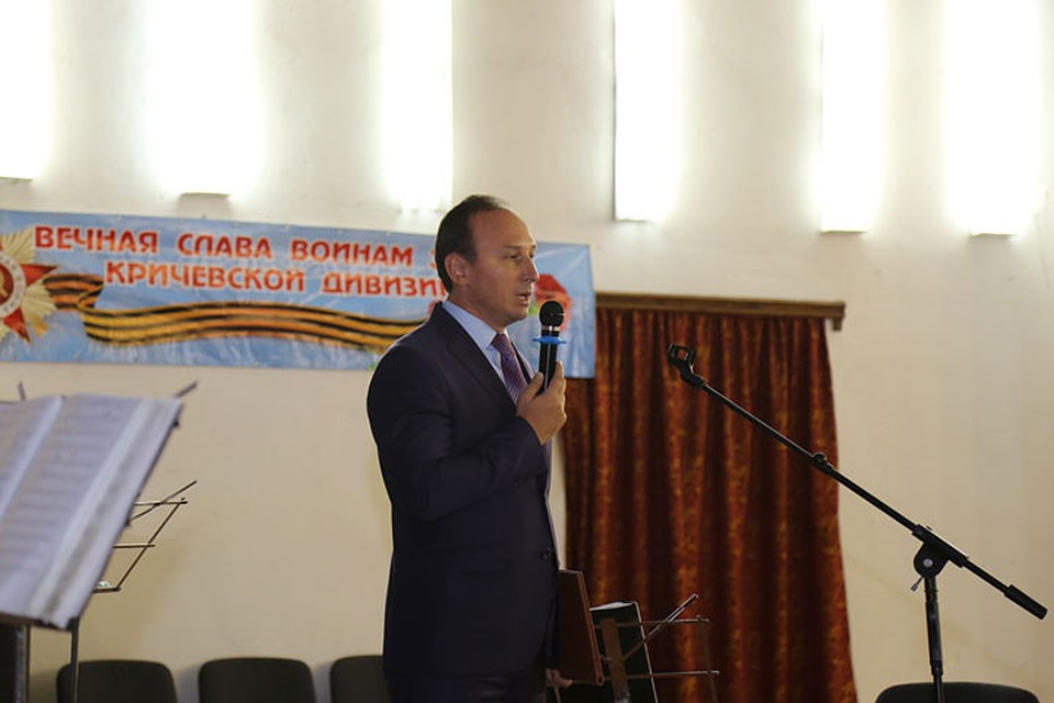 Награду участникам освобождения Беларуси от немецко-фашистских захватчиков вручил Андрей Страчко. Фото: Евгений Печурин