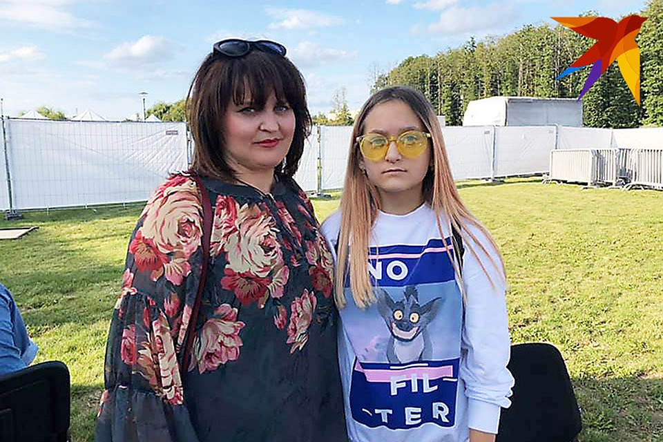 Жанна, мама Ульяны, хоть и не понимает творчество Элджея, но дочь поддержала и привела на концерт любимого исполнителя. Фото: Мария ЭЛЕШЕВИЧ