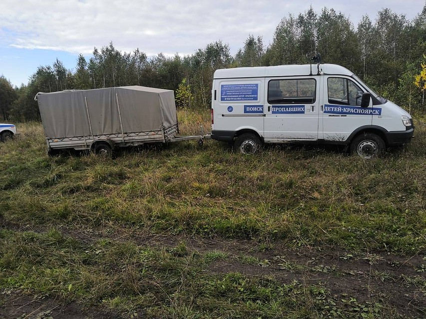 Взяли с собой всю возможную технику: рации, навигаторы, дрон, квадроцикл, камеры подводного видения, прожектор, фонари.Фото: "Поиск пропавших детей - Красноярск".