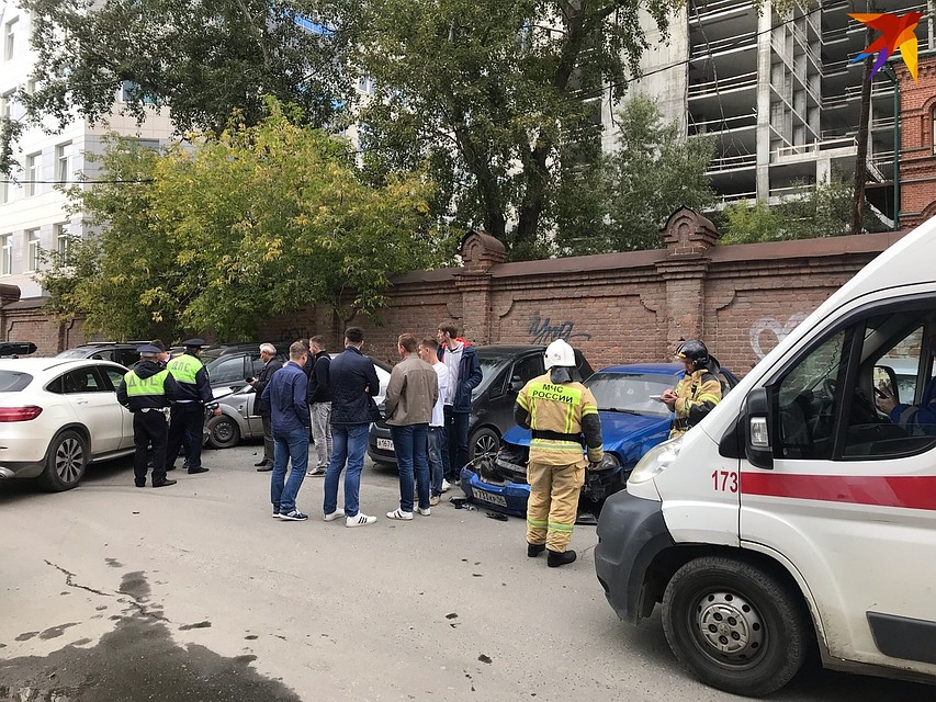 Машины получили механические повреждения. Фото: предоставлено очевидцами