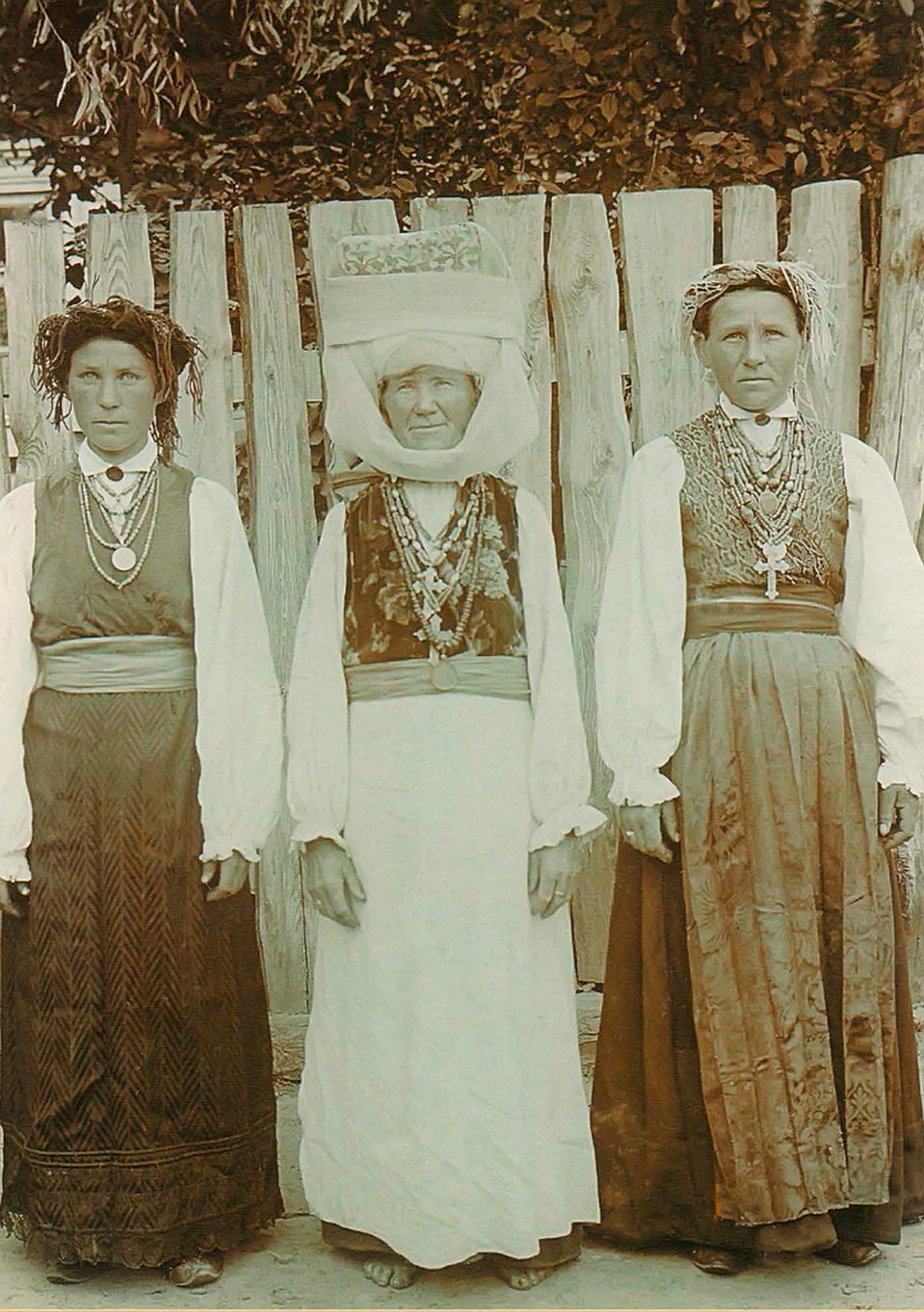 В праздник одевали лучшие наряды и украшения. Снимок сделан в Давыд-Городке в 1912-м, его героиням – от 26 до 55 лет. Фото: Исаак СЕРБОВ