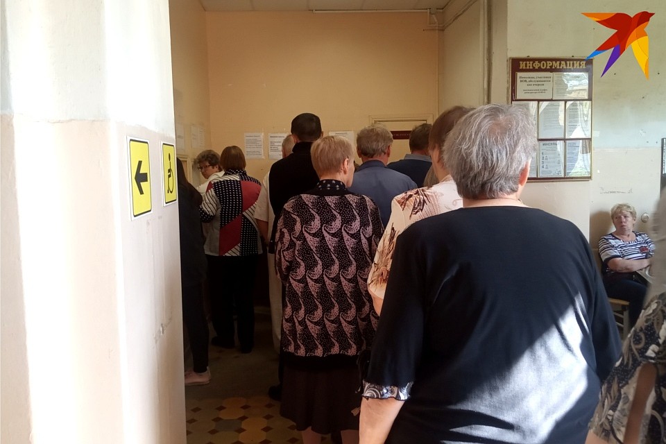 Такая очередь в регистратуру у нас - вполне обычное явление. Фото: Виктория ТУШКОВА