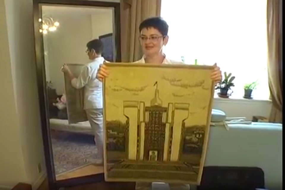 Жанна Гальперина и очертания узнаваемого здания.