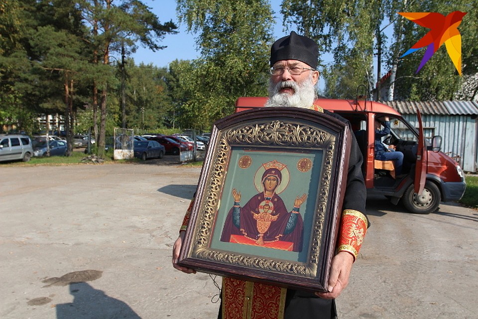 Отец Александр Горячев - Эта икона принимала участие во всех крестных лётах Фото: Ирина ТАРАСОВА