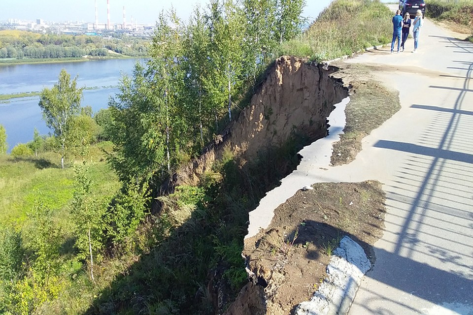 Теперь от дороги осталась только крохотная тропинка Фото: Юлия ВАСИЛИШИНА
