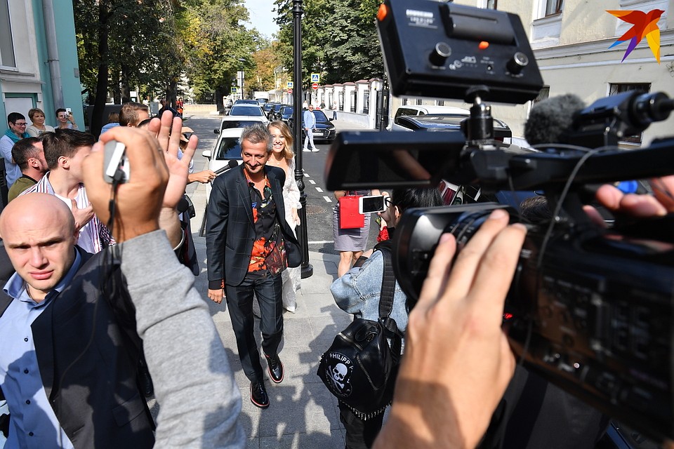 Константин для свадебной церемонии надел костюм в кетку и цветастую рубашку в цыганском стиле Фото: Иван МАКЕЕВ