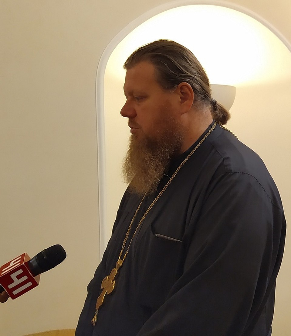 Священник одобрил новый эскиз. Фото: Евгений Стоянов