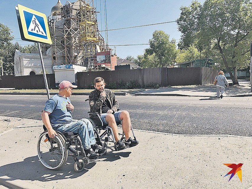 Точка № 4: высокие бордюры - главное препятствие. Даже на пешеходных переходах. Фото: Личный архив Романа ГОЛОВАНОВА