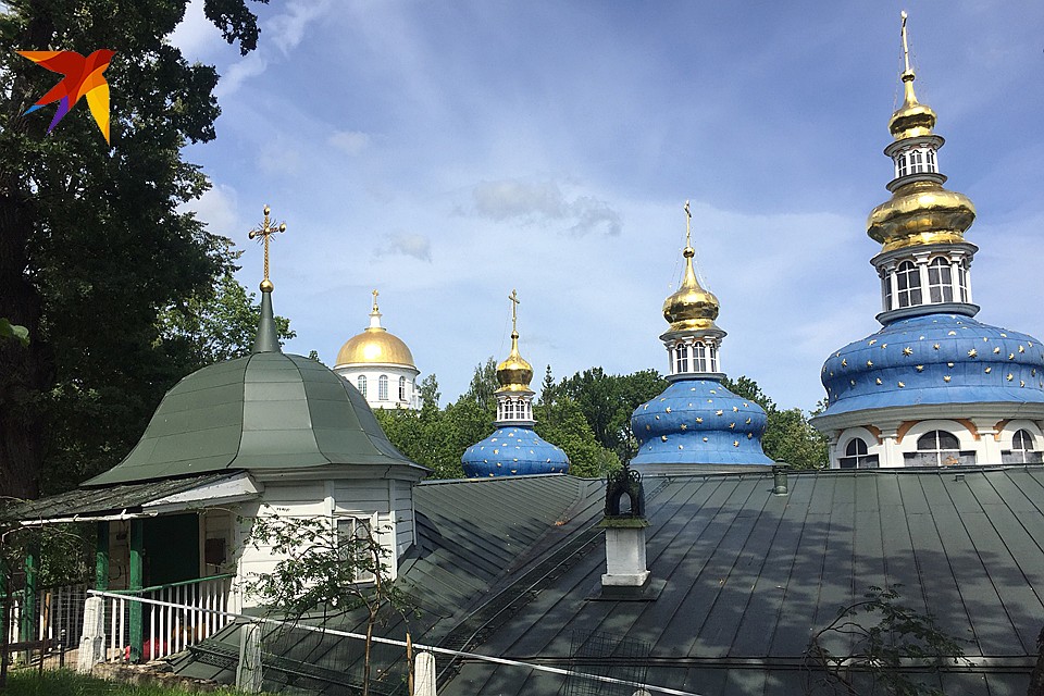 Монастырские купола Фото: Елена ЧИНКОВА