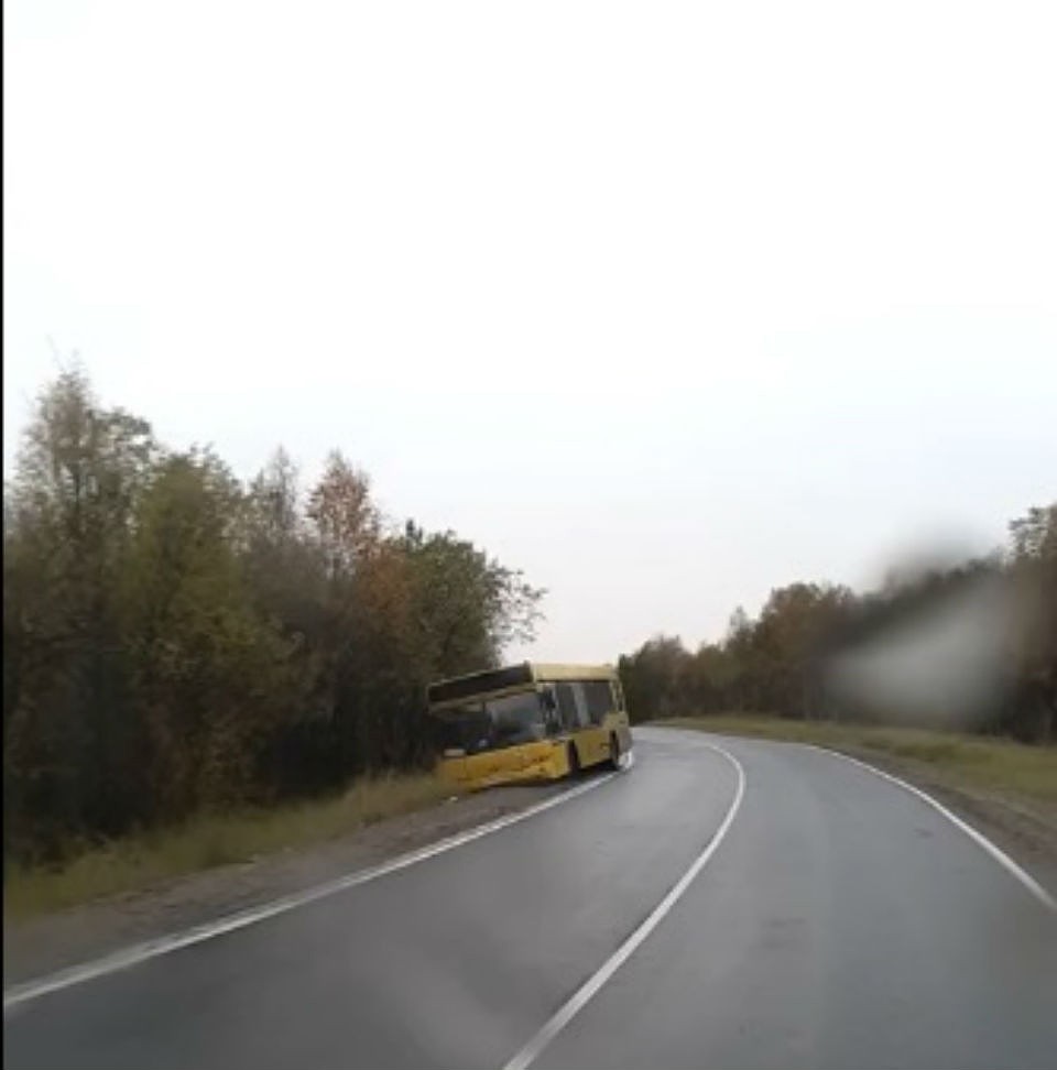 Под Минькино в кювет улетел пассажирский автобус. Фото: vk.com/infokola51
