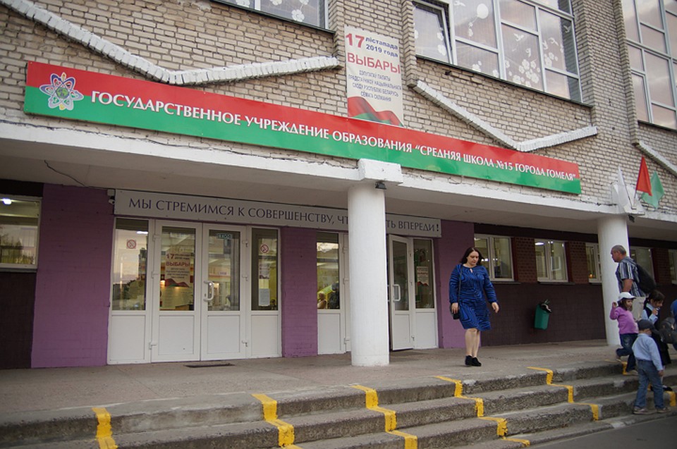 Сначала учителя уволили за ее поведение. Но 18 сентября восстановили в должности.