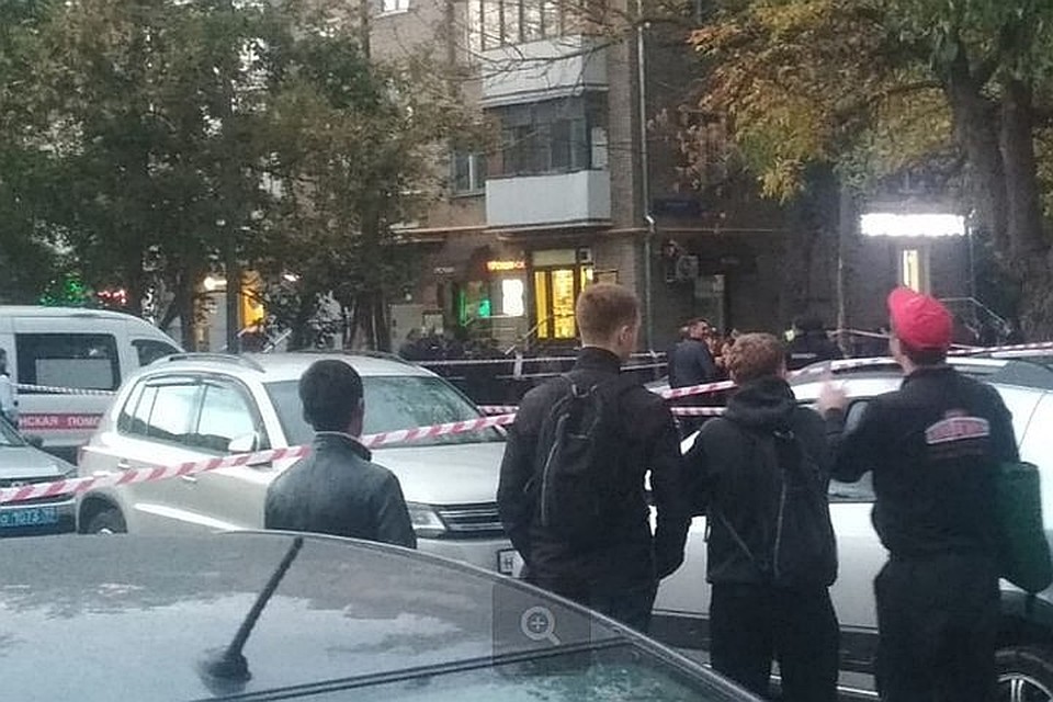 Сотрудники Отдела собственной безопасности УВД на Московском метрополитене пытались задержать патрульного, дежурившего на станции «Рязанский проспект» Фото: предоставлено очевидцем