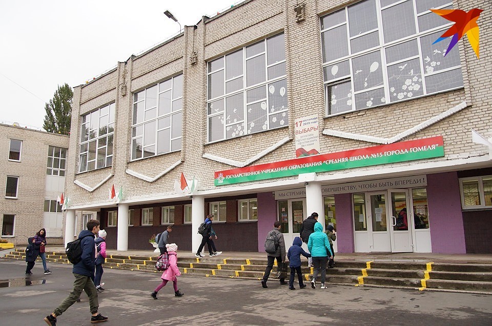 Ученики с утра идут в школу. Фото: Павел МИЦКЕВИЧ