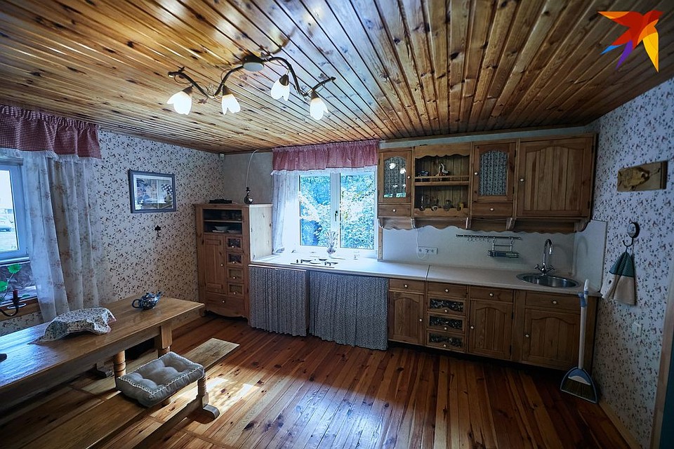 Кухня сделана из массива ясеня. Фото: Павел МАРТИНЧИК