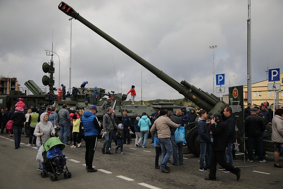 На Владимирской площади стоит военная техника, с которой люди охотно фотографировались Фото: Дмитрий АХМАДУЛЛИН