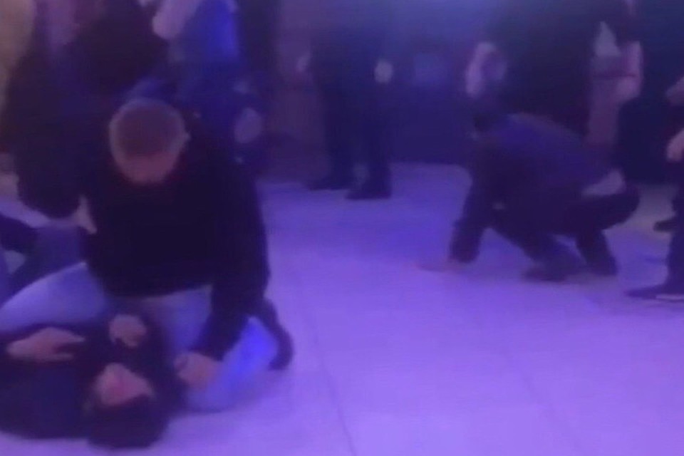 Дебоширов отправили в отделение полиции