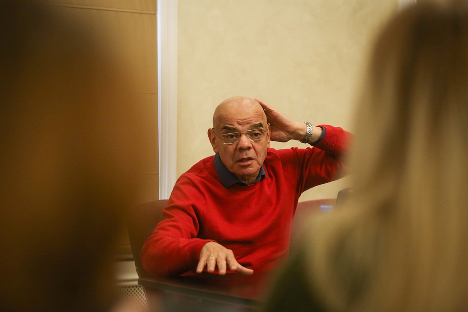 Константина Райкина восхитил отполированный нос Евгения Евстигнеева на Покровке. Фото: Анастасия МАКАРЫЧЕВА