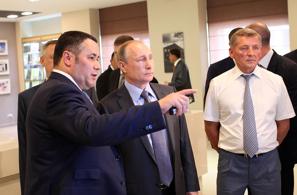Игорь Руденя и Владимир Путин рассматривают продукцию Дмитрогорского мясокомбината во время визита главы государства на предприятие в Конаково летом 2016 года. С президентом за три года он встречался восемь раз. Фото: пресс-служба ПТО