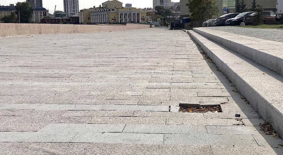 Одна плитка уже выпала. Или так задумано? Фото: Челябинский урбанист.