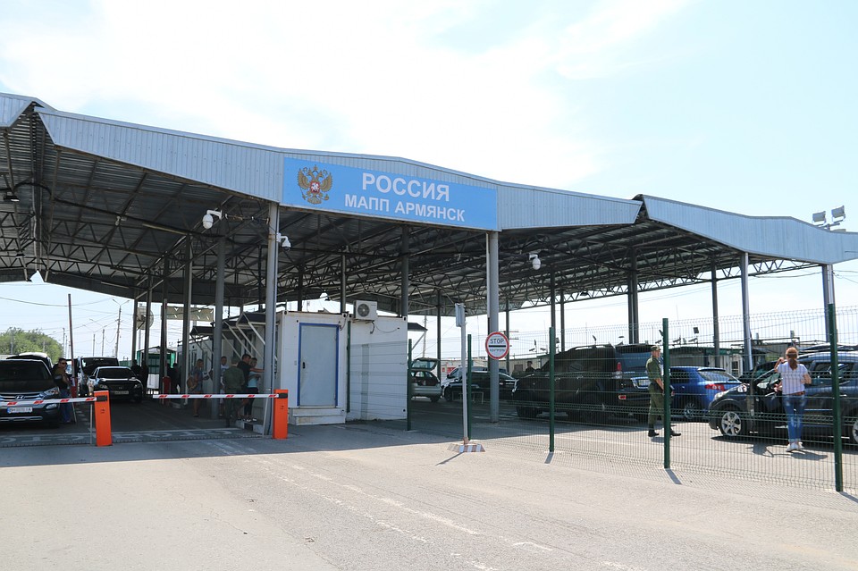 В понедельник через пункт пропуска «Армянск» можно пройти только пешком Фото: Анастасия ЖУКОВА