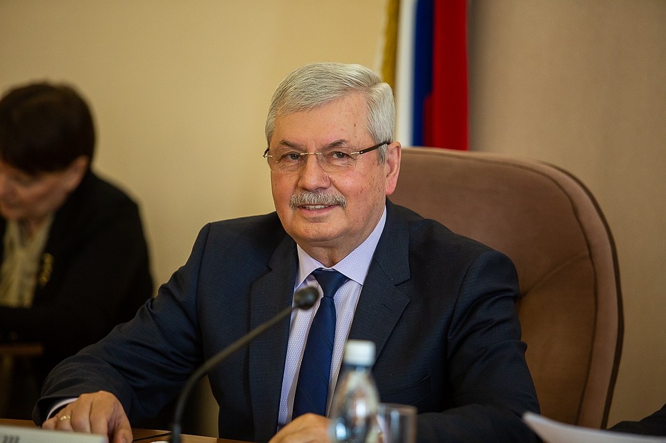 Владимир Мякуш просил депутатов не обманут надежд избирателей. Фото: Валерий ЗВОНАРЕВ