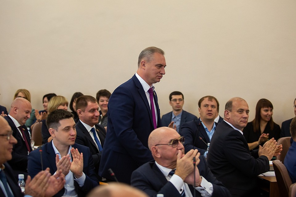 Андрея Шмидта приглашают в президиум. Теперь ему рулить! Фото: Валерий ЗВОНАРЕВ