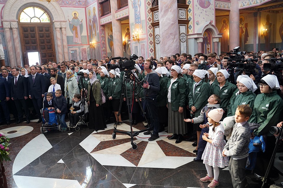 Но свободных мест в храме не было уже в половину девятого. Фото: Светлана МАКОВЕЕВА