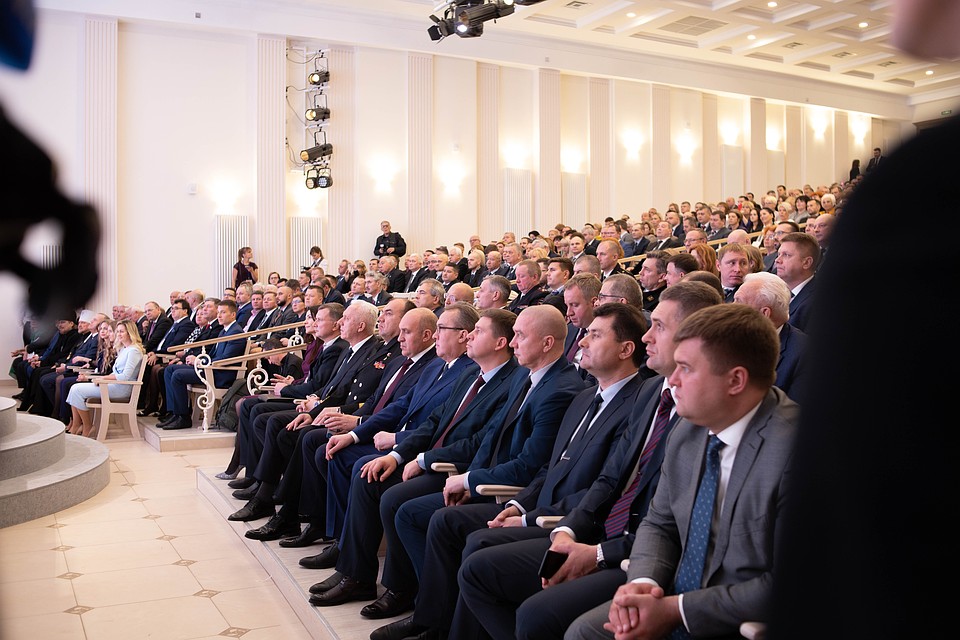 Представители власти разных уровней, научные деятели и деятели культуры, силовики и военные, медики и представители церкви, журналисты - 27 сентября вся элита собралась в филармонии. Фото: Антон ЗАБИРОВ