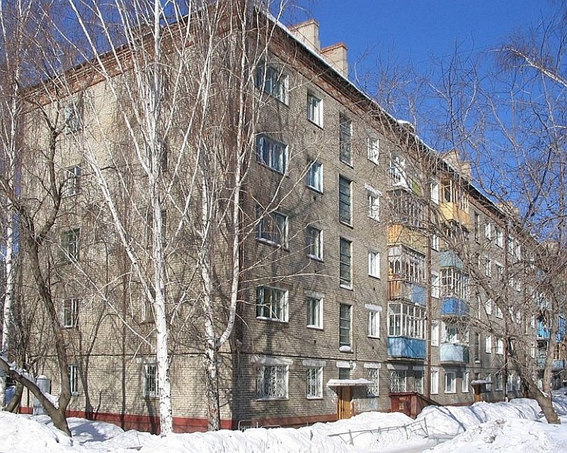 Кирпичная хрущевка серии 1-447. Под двустворчатыми окнами кухонь - отверстия «хрущевских холодильников». Фото: commons.wikimedia.org