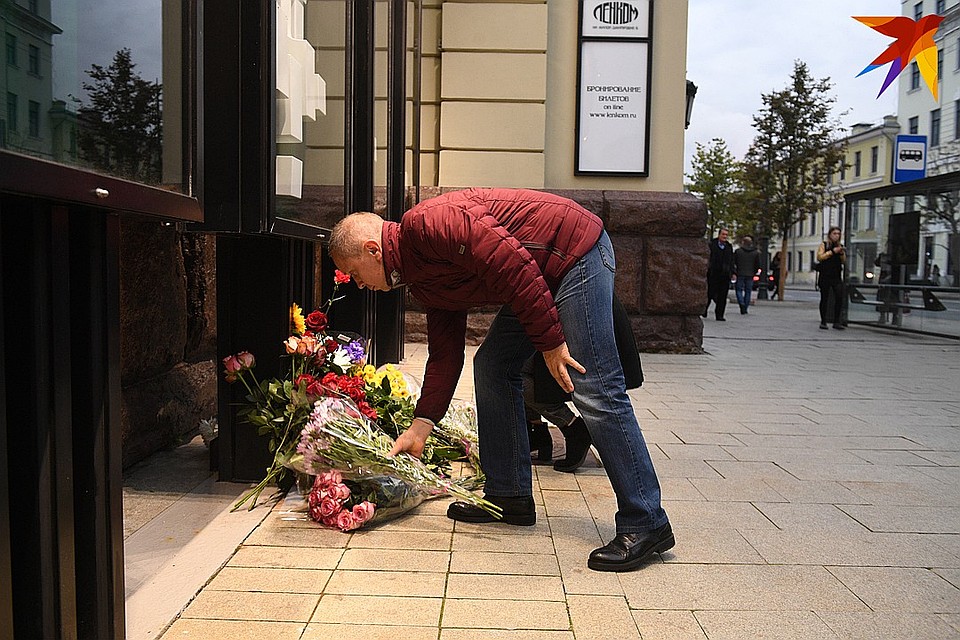 Поклонники несут цветы к стенам театра Марка Захарова Фото: Михаил ФРОЛОВ