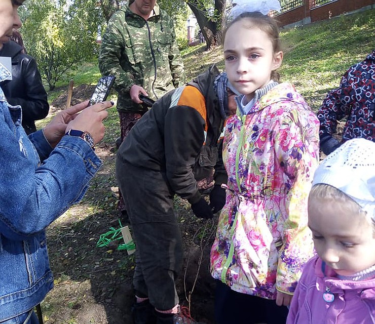 Ученики школы №35 посадили деревья на центральной набережной в память выпускниках, погибших во Второй мировой войне Фото: Евгения МОЛОТОВА