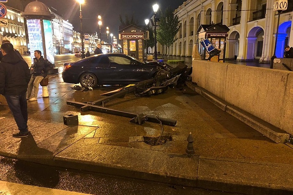 БМВ вылетела на тротуар после столкновения с "Фольксвагеном". Фото: УГИБДД СПб и ЛО