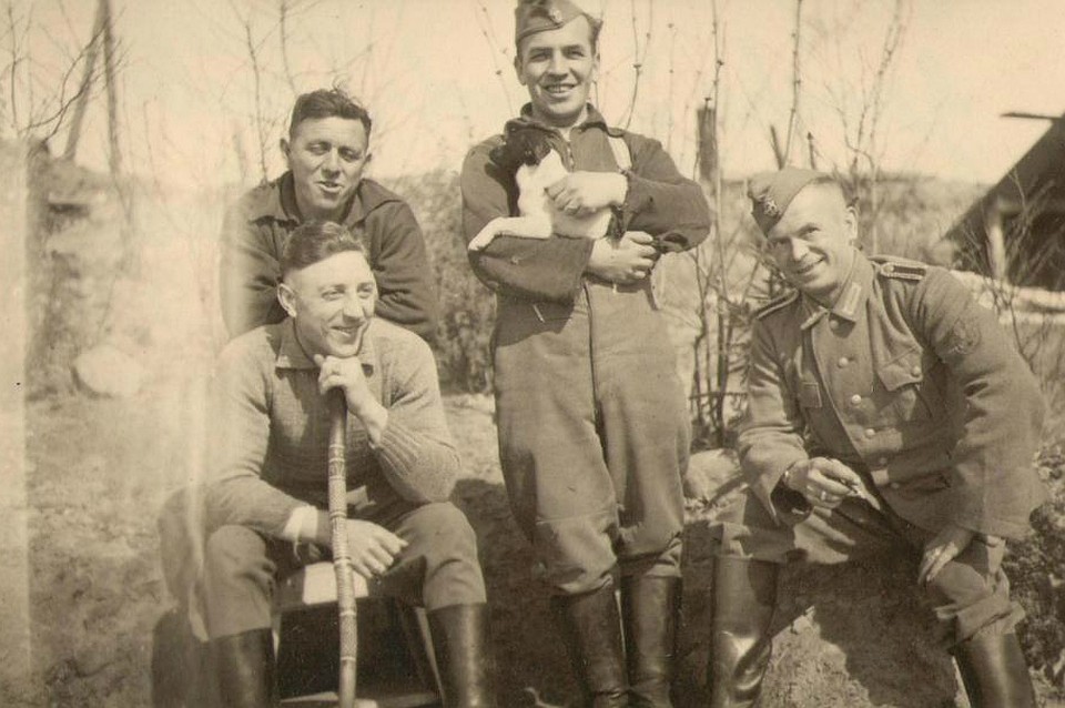 Орудие №3 и «Буби» – наша бункерная собака. Луга – Жельцы. Март, 1943 год. Фото: Лужский филиал ГБУК ЛО «Музейное агентство» – Лужский историко-краеведческий музей
