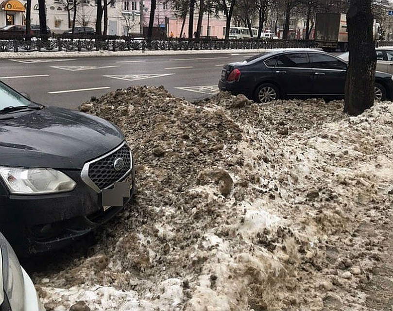 Так выглядели зимой многие места для парковки. Фото: Светлана Чермашенцева.