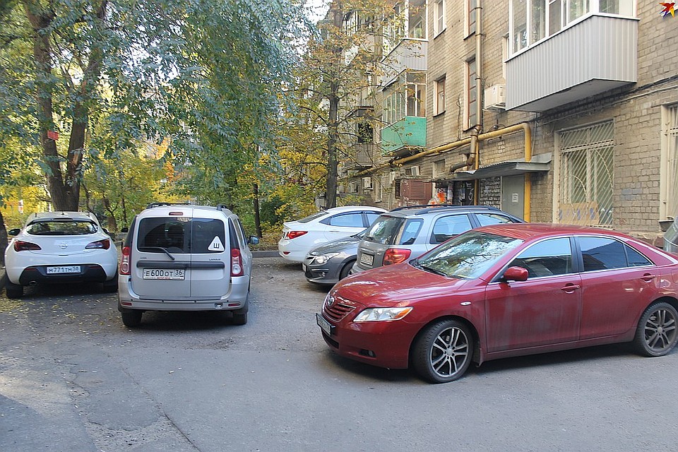 ...дворы заполнились. Фото: Станислав ШЕВЧЕНКО