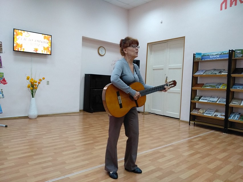 В исполнении курских литераторов прозвучали стихи и песни Фото: Яна ШЕЛЕСТ