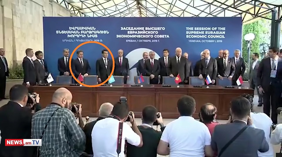 Место Александра Лукашенко на церемонии подписания соглашений пустует. Кадр портала news.am.