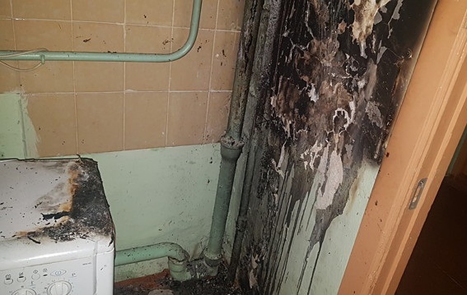 Фото: luki.ru. От розетки пожар распространился по стене.