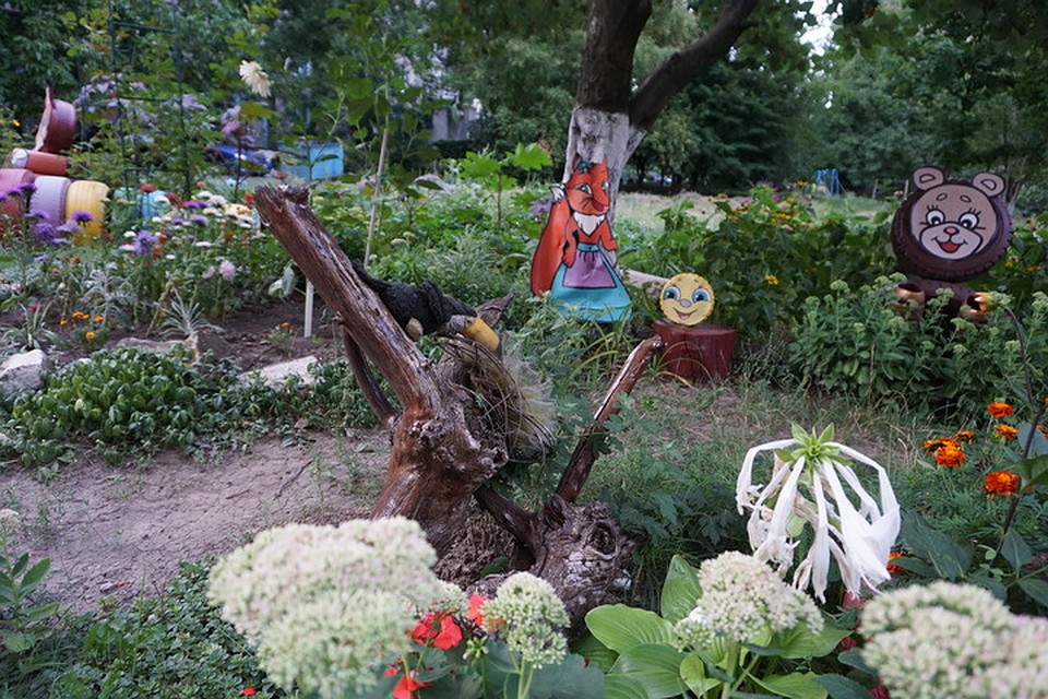 Жители Церетели, 14 создали в своем дворе сказку. Фото: Юлия АНДРИЕНКО