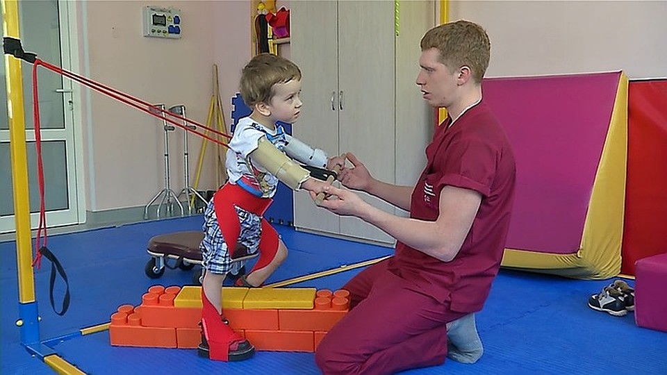 Мальчишку в буквальном смысле поставили на ноги специалисты из Челябинска. Фото: ОТВ