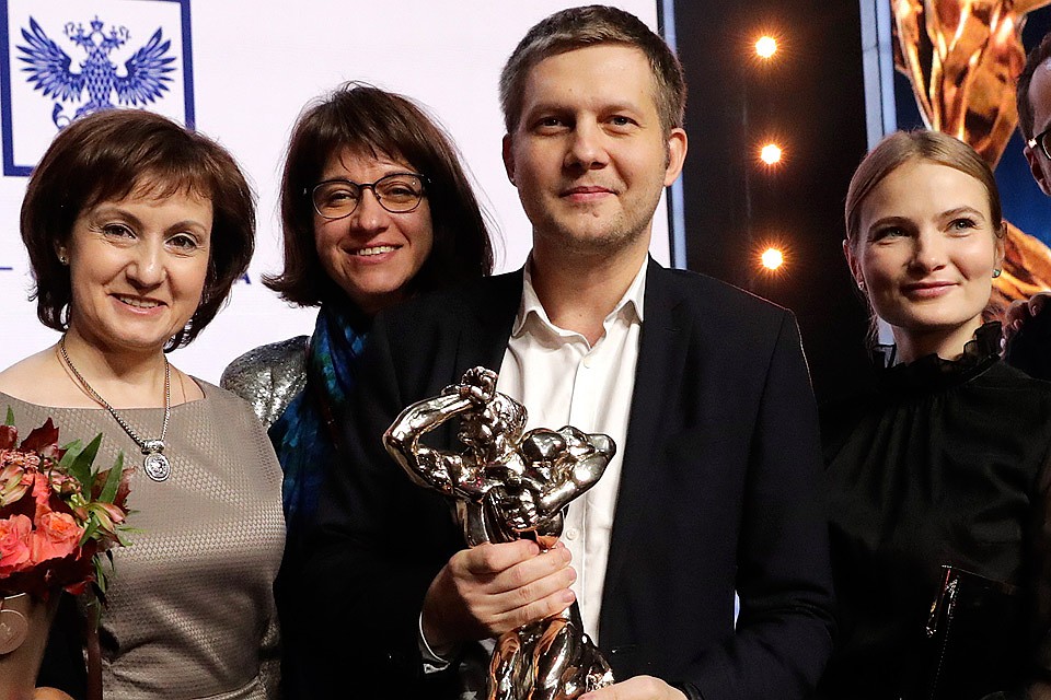 Телеведущий Борис Корчевников (в центре) после церемонии вручения премии "ТЭФИ - 2019" в номинации "Дневной эфир" в Московском театре мюзикла. Фото Вячеслав Прокофьев/ТАСС